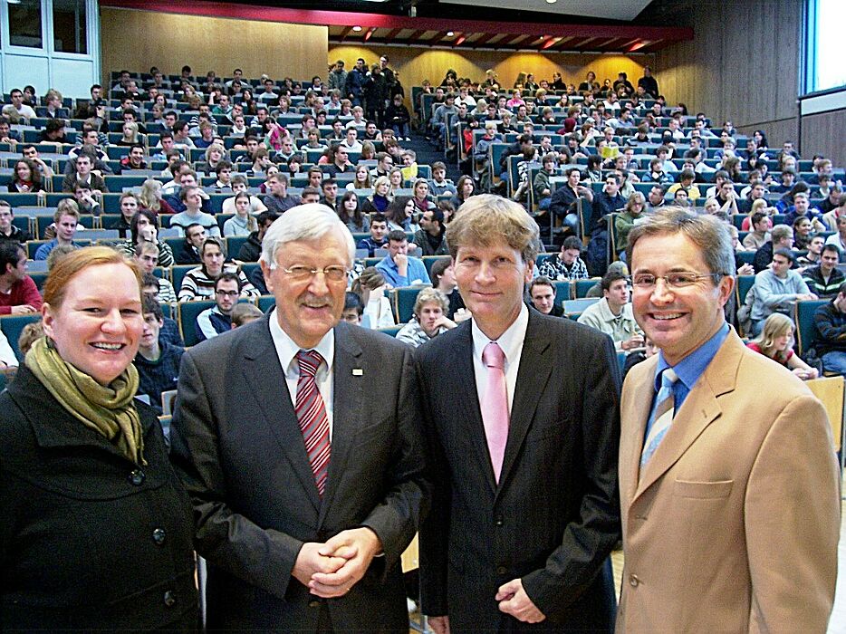 Foto (Mark Heinemann): (v. li.), Christiane Schmidt (AStA), Bürgermeister Heinz Paus, Präsident Prof. Dr. Nikolaus Risch und Tibor Werner Szolnoki begrüßten im Audimax zahlreiche Erstsemester.
