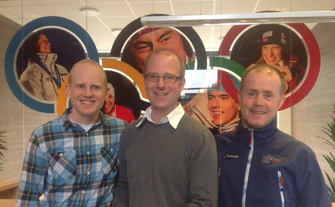 Bild: (v. l.) Dr. Oyvind Sandbakk (wissenschaftlicher Koordinator und Nationaltrainer Langlauf, Olympiatoppen), Prof. Dr. Jochen Baumeister und Frode Moen (Leiter und langjähriger Nationaltrainer Nordische Kombination, Olympiatoppen) freuen sich auf die 