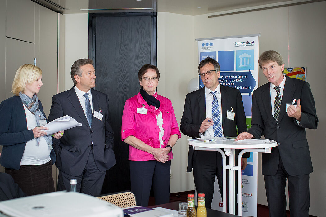 Foto (Martin Magunia/Stifterverband): Die Repräsentanten des Bildungscluster OWL bei der Zwischenevaluation des Bildungsclusters OWL (von links): Julia Kralemann, stellvertretende Geschäftsführerin der Stiftung Studienfonds OWL und Projektkoordinatorin