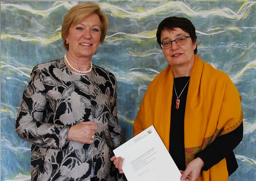 Foto (MKW): Annette Storsberg, NRW-Staatssekretärin im Ministerium für Kultur und Wissenschaft, hat Prof. Dr. Birgit Riegraf die Ernennungsurkunde zur Präsidentin der Universität Paderborn überreicht.