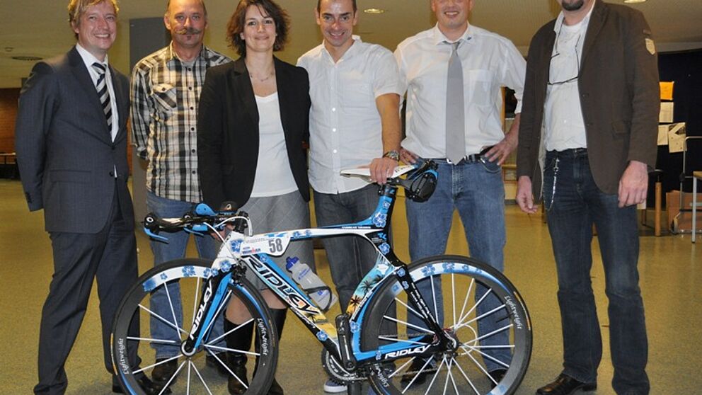 Foto (Mark Heinemann): Für ein gesundes und selbstbewusstes Leben: (v.li.) Stefan Meier (Techniker Krankenkasse), Michael Hellmich (Vorsitzender Personalrat der Universität Paderborn), Sandra Bischof (Koordinatorin betriebliches Gesundheitsmanagement de