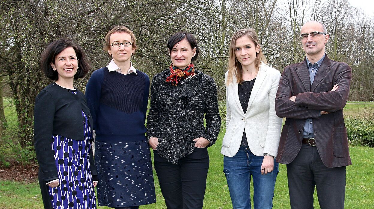 Foto (Universität Paderborn): Die Projektgruppe: v. l. n. r. Dr. Iris Nomikou, Prof. Dr. Katharina Rohlfing, Prof. Dr. Joanna Rączaszek-Leonardi, Alicja Radkowska und Giuseppe Leonardi.