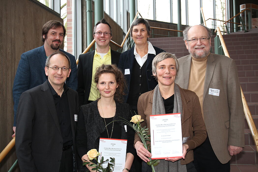 Foto (Universität Paderborn, Nina Reckendorf): Wurden ausgezeichnet: Anita Sekyra (Universität Leipzig, vorne 2. von links) und Dr. Caroline Trautwein (Universität Freiburg; vertreten durch Dr. Elke Bosse, vorne 3. von links); weitere Personen: Prof. D