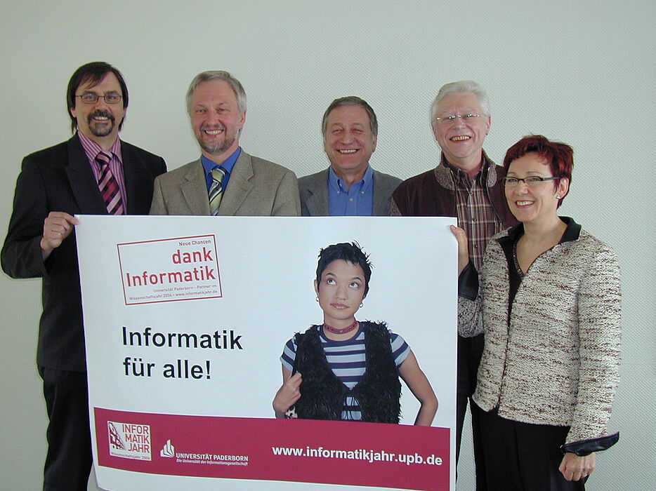 Foto: Hatten gute Gründe, sich zu freuen. Bei der Pressekonferenz informierten (v.li.): Prof. Dr. Gregor Engels, Universität Paderborn, Organisation Informatikjahr, Institut für Informatik, Prorektor Prof. Dr. Wilhelm Schäfer, Uni Paderborn, Dr. Micha
