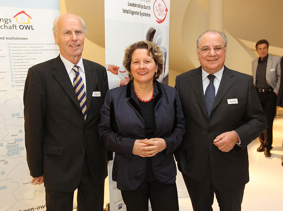 Foto (OWL Marketing GmbH): Innovation und Wissen – eine Initiative zieht Zwischenbilanz: v.l. Herbert Sommer, Vorsitzender der Gesellschafterversammlung OWL Marketing GmbH; NRW-Wissenschaftsministerin Svenja Schulze; Aufsichtsratsvorsitzender Wincor Nix