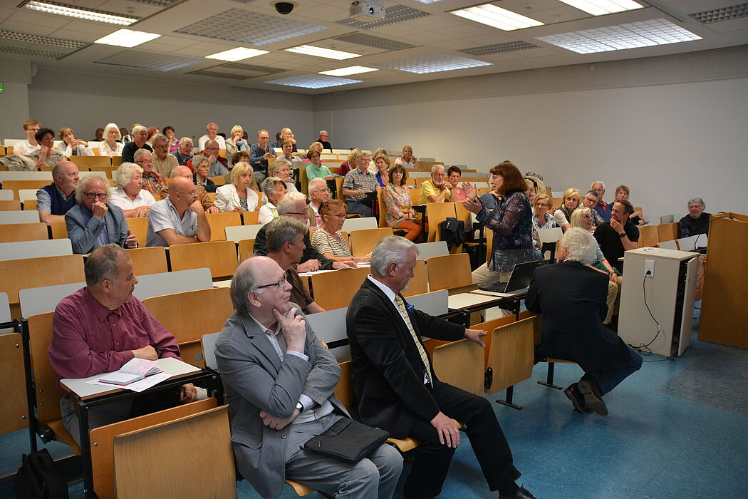 Foto (Studium für Ältere): Vortrag von Prof. Ruth Rustemeyer für Chemnitzer und Paderborner Senioren.