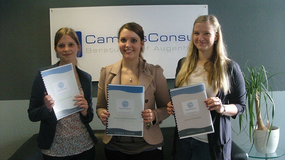 Abbildung: Freuen sich über den Abschluss des Pro Bono Projekts: (v. l.) Projektleiterin Lisa Scheibner (Campus Consult), Sarah Forstinger (2. Vorsitzende Elizabeth Green) und Astrid Flemming (Campus Consult).