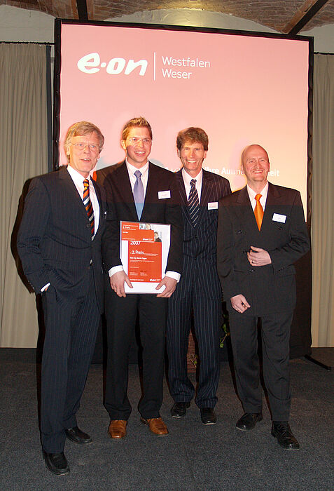 Foto: Verleihung des Energy Awards: Preisträger Martin Tigges (2. v. li.) von der Universität Paderborn freut sich über seine Auszeichnung. Mit dabei sind (v. li.) Prof. Dr.-Ing. Jürgen Voß, Prof. Dr. Nikolaus Risch und Dr.-Ing. Dirk Prior.
