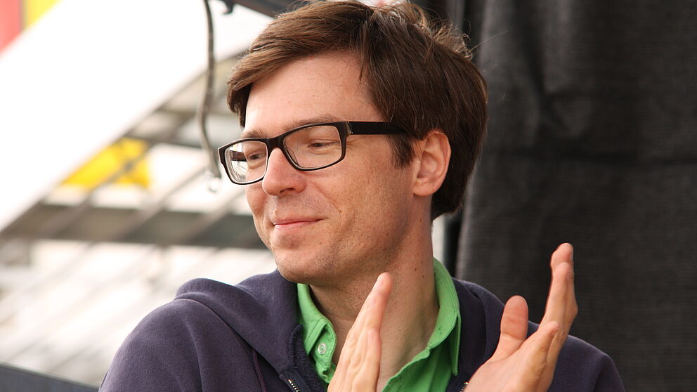 Foto (Uni Paderborn, Patrick Kleibold): Ralph Caspers begeisterte auf den Paderborner Wissenschaftstagen 2011 unzählige Kinder für die Wissenschaft.