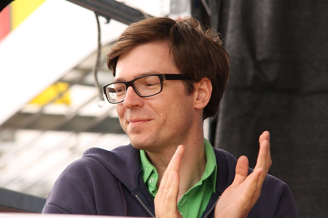 Foto (Uni Paderborn, Patrick Kleibold): Ralph Caspers begeisterte auf den Paderborner Wissenschaftstagen 2011 unzählige Kinder für die Wissenschaft.