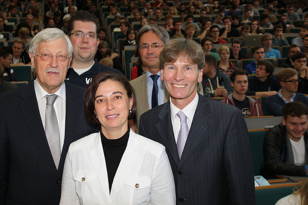 Foto (Universität Paderborn, Patrick Kleibold): Bürgermeister Heinz Paus (v. l.), Florian Rittmeier, Dr. Yvonne Salman, Tibor Werner Szolnoki und Prof. Dr. Nikolaus Risch bei der Erstsemesterbegrüßung im Audimax der Universität Paderborn.