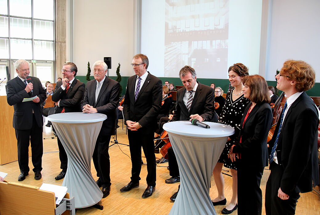 Foto (Universität Paderborn, Nina Reckendorf): Weggefährten erinnerten sich in einer Gesprächsrunde an die gemeinsame Zeit mit Risch: (v. l. n. r.) Moderator Prof. Dr. Wilhelm Schäfer, Bürgermeister Michael Dreier und sein Amtsvorgänger Heinz Paus, 