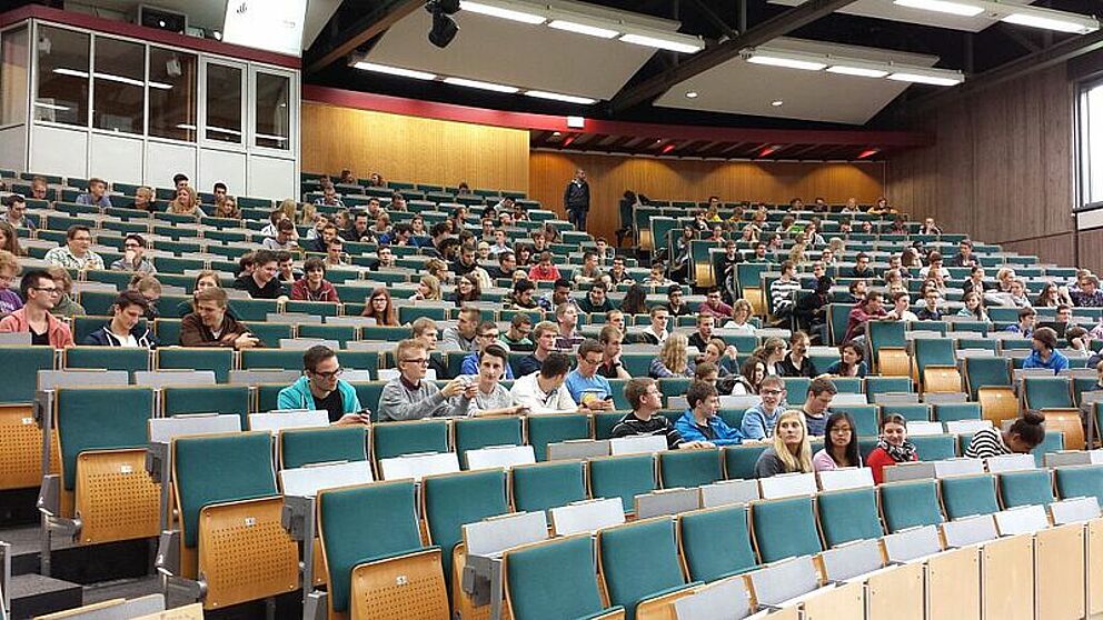 Foto (Universität Paderborn): Abschlussvortrag der Mathematikvorkurse - wie jedes Jahr im Audimax der Universität.