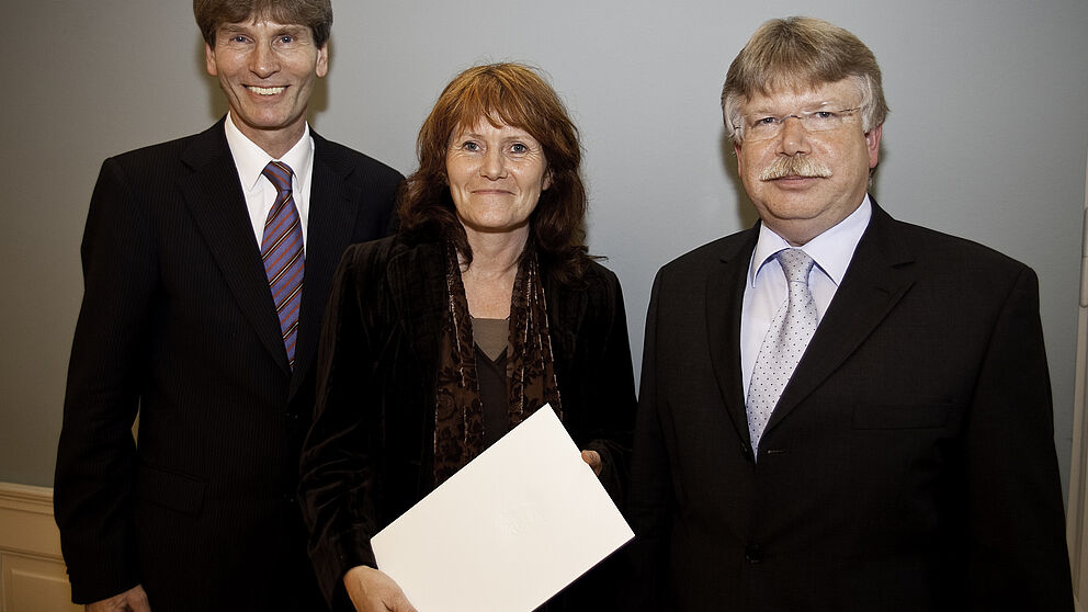 Foto (Philipp Schmidt): v. li.: Präsident Prof. Dr. Nikolaus Risch, Gleichstellungsbeauftragte Irmgard Pilgrim und Staatssekretär Dr. Michael Stückradt, Ministerium für Innovation, Wissenschaft, Forschung und Technologie des Landes Nordrhein-Westfalen
