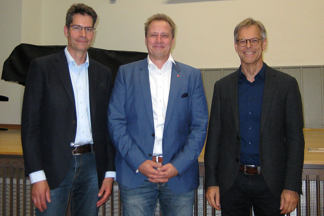 Digitale Transformation der Arbeitswelt mitgestalten? Darüber diskutierten (v. l.) Professor Dr. René Fahr, Oliver Dietrich, Professor Dr. Günter Wilhelms im Audimax der Theologischen Fakultät Paderborn. | Foto: ThF-PB