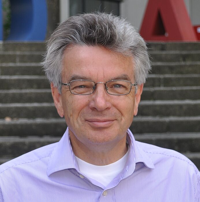 Foto (Universität Paderborn, Mark Heinemann): Pensionär: Prof. Dr. Norbert Köckler wird nach über dreißigjähriger Tätigkeit an der Universität Paderborn am 19. April in den Ruhestand verabschiedet.