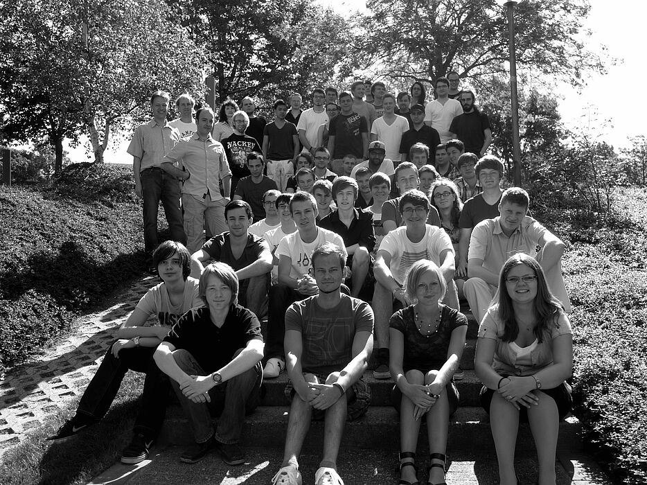 Foto (Universität Paderborn, Heike Probst): Über 50 Studierende und ihre Dozenten starteten an der Universität Paderborn in die Sommerakademie Physik.