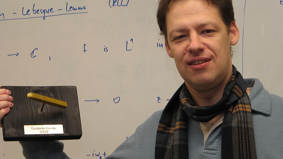 Foto (Universität Paderborn): Dr. Uwe Gerstmann aus der Theoretischen Physik ist erster Preisträger der „Goldenen Kreide“.