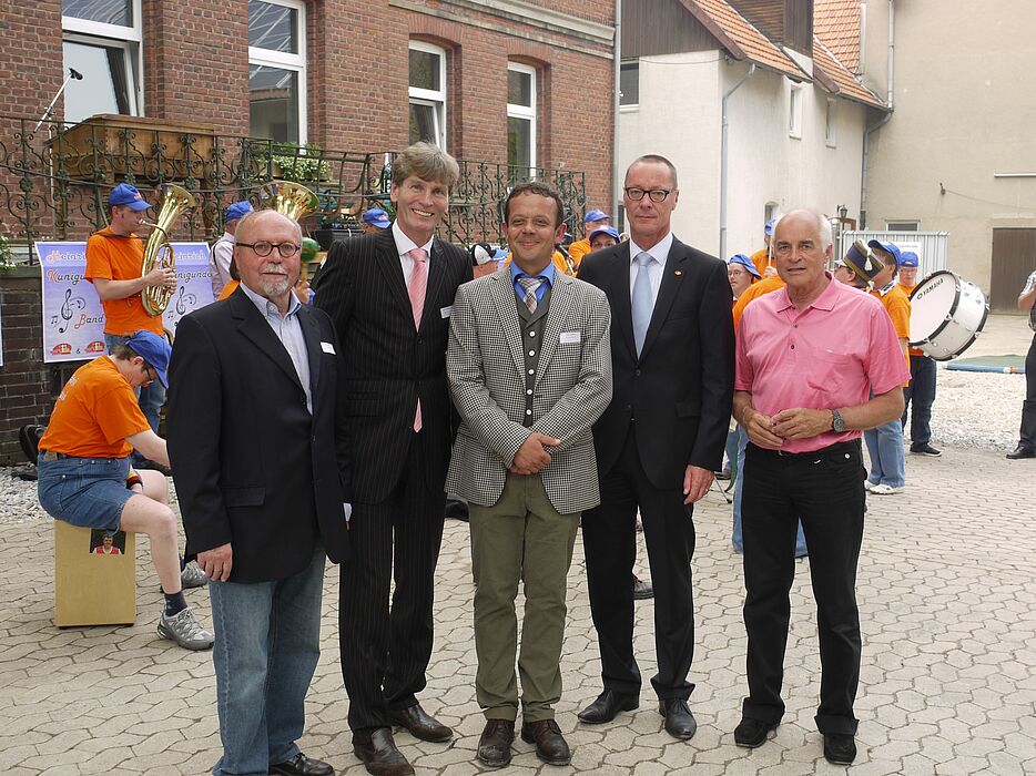 Foto (Uni Paderborn, Heike Probst): Bei strahlendem Sonnenschein freute sich Helmut Böhmer, Geschäftsführer der Haxterpark GmbH (Mitte), gemeinsam mit Dr. Rudi Salmen, Prof. Dr. Nikolaus Risch, Präsident Uni Paderborn, Karl-Heinz Vogt, Vorstandsvorsit