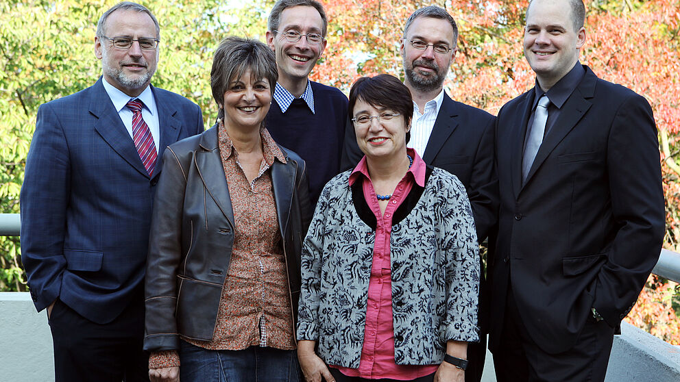 Foto (Universität Paderborn): Das neue Dekanat der Fakultät für Kulturwissenschaften: Dekan Prof. Dr. Volker Peckhaus (v.l.), Dekanatssekretärin Regine Jäger, Fakultätsgeschäftsführer Dr. Thomas Reuther, Studiendekanin Prof. Dr. Birgit Riegraf, Pr
