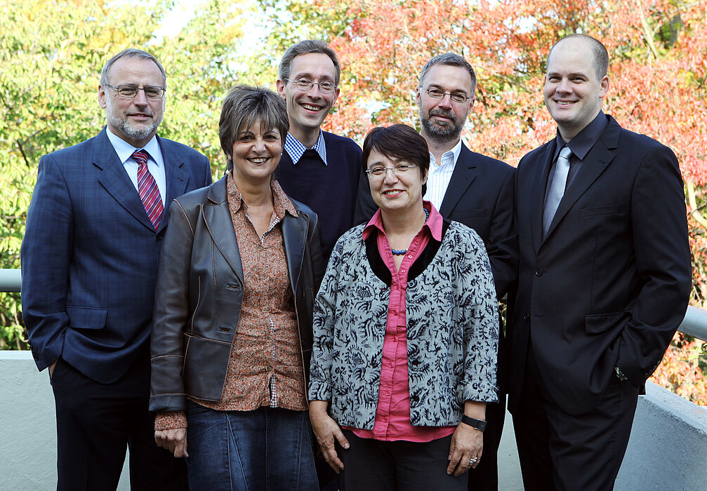Foto (Universität Paderborn): Das neue Dekanat der Fakultät für Kulturwissenschaften: Dekan Prof. Dr. Volker Peckhaus (v.l.), Dekanatssekretärin Regine Jäger, Fakultätsgeschäftsführer Dr. Thomas Reuther, Studiendekanin Prof. Dr. Birgit Riegraf, Pr