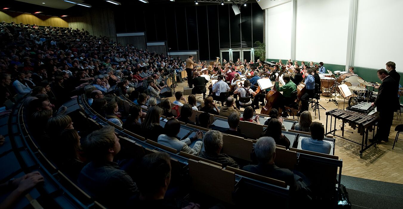 Foto: Das Hochschulorchester Paderborn im Audimax der Universität