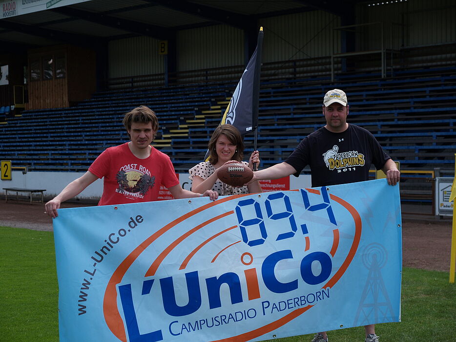 Auf dem Foto: Jonas Karpa (1. Vorsitzender Campusradio L'UniCo), Marie Schwabe (Sportreporterin L'UniCo), Klaus Hecker (1. Vorsitzender Paderborn Dolphins) (v.r.n.l.)