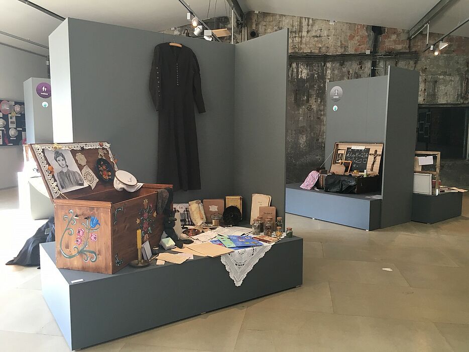 Ein Blick in den Ausstellungsraum mit den Museumskoffern zur Kindheit im Harz. Foto: Jutta Ströter-Bender, 2016.