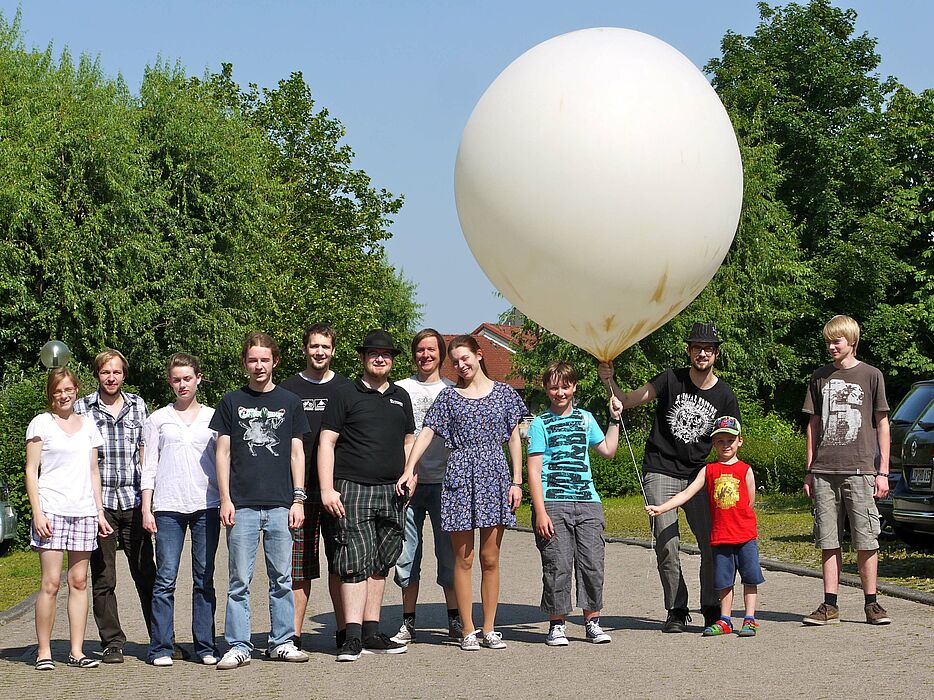 Foto (Universität Paderborn, Heike Probst): Mitglieder des Physik-Clubs und Studierende sind gespannt auf den Start des Wetterballons.