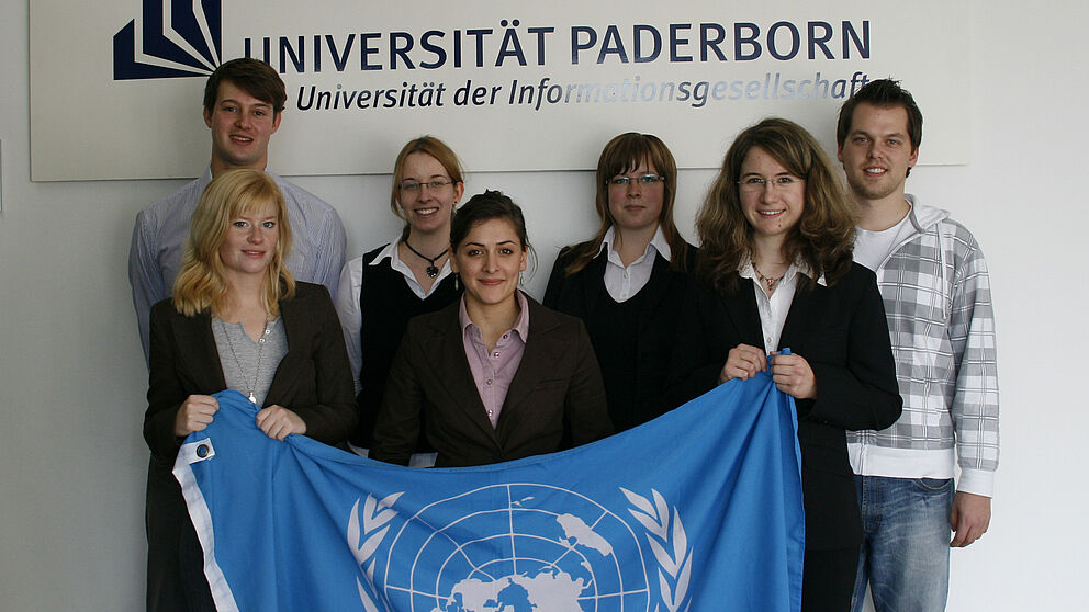 Foto (Doreen Dang, Universität Paderborn): (v. li.): hinten: Enno Hennrichs, Jannica Budde, Britta Scheibe, Daniel Müller, vorne: Annika Dederichs, Sadiah Baig, Sophie Andersen