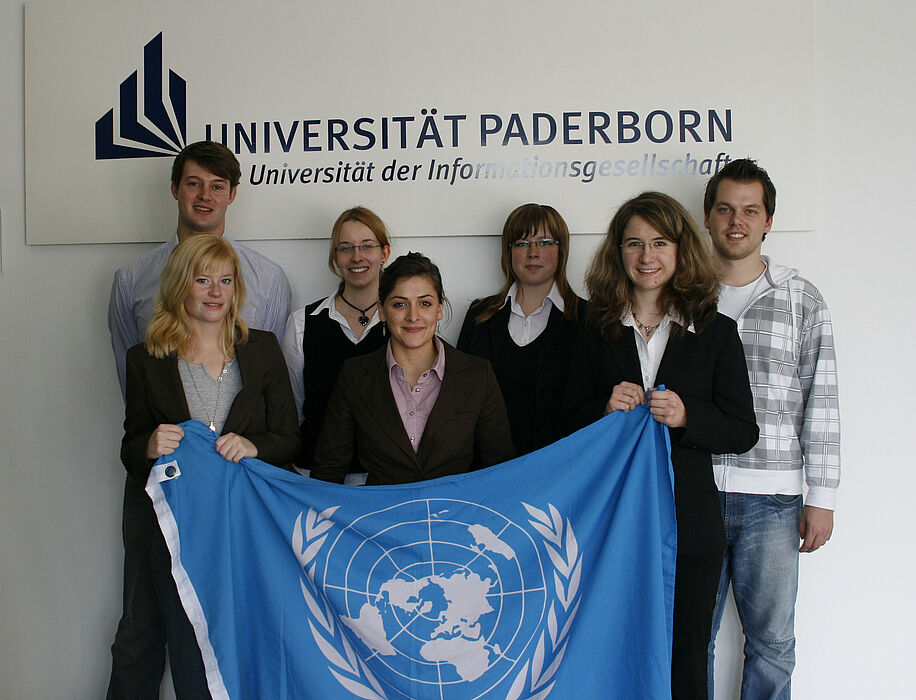 Foto (Doreen Dang, Universität Paderborn): (v. li.): hinten: Enno Hennrichs, Jannica Budde, Britta Scheibe, Daniel Müller, vorne: Annika Dederichs, Sadiah Baig, Sophie Andersen