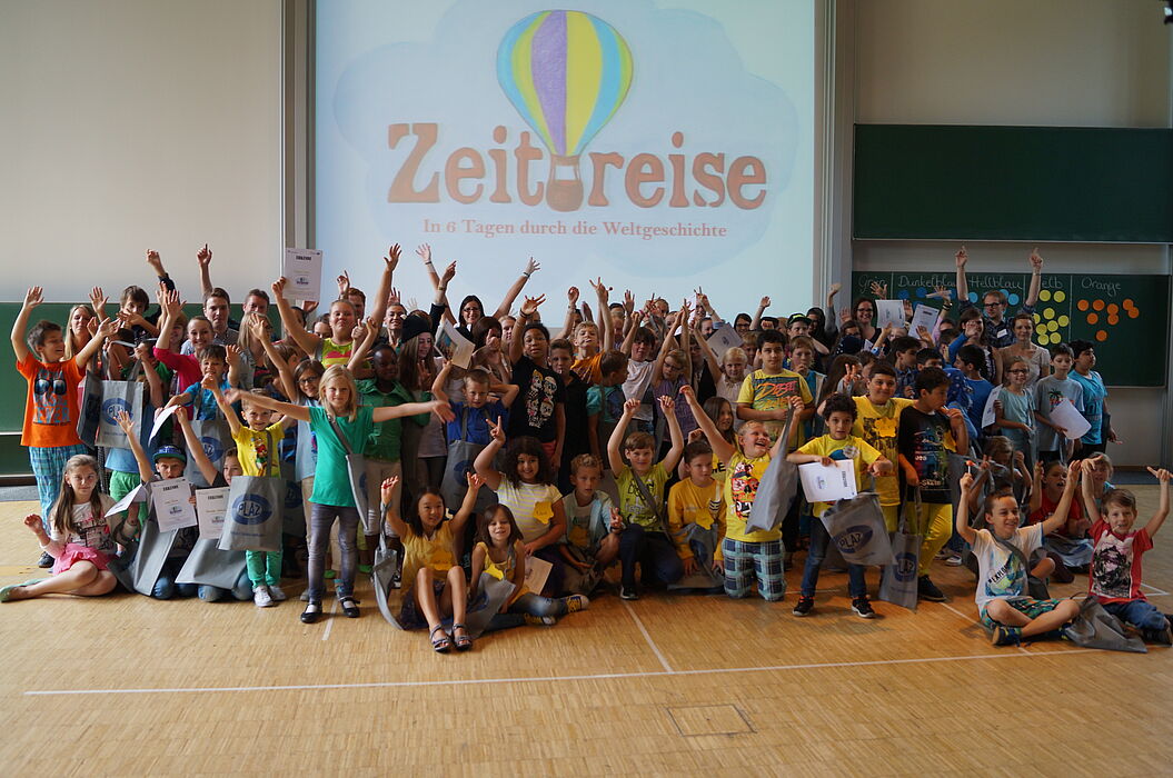Foto (PLAZ): Abschlussveranstaltung eines vergangenen Sommercamps zum Thema Zeitreise.