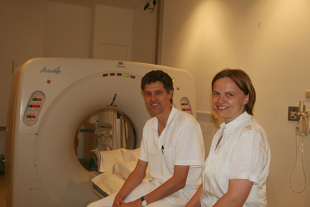 Foto (Universität Paderborn): Priv.-Doz. Dr. med. Marc Keberle, Chefarzt der Klinik für Diagnostische Radiologie am Brüderkrankenhaus St. Josef Paderborn, und Prof. Dr. Andrea Walther vor einem Computertomographen.