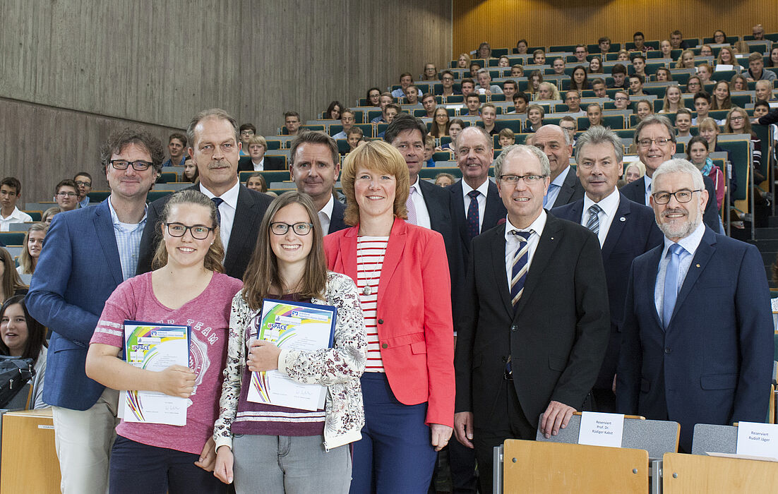 Foto (Universität Paderborn, Florian Krause): Sponsoren und Ehrengäste mit Schülern aus dem Kreis Paderborn