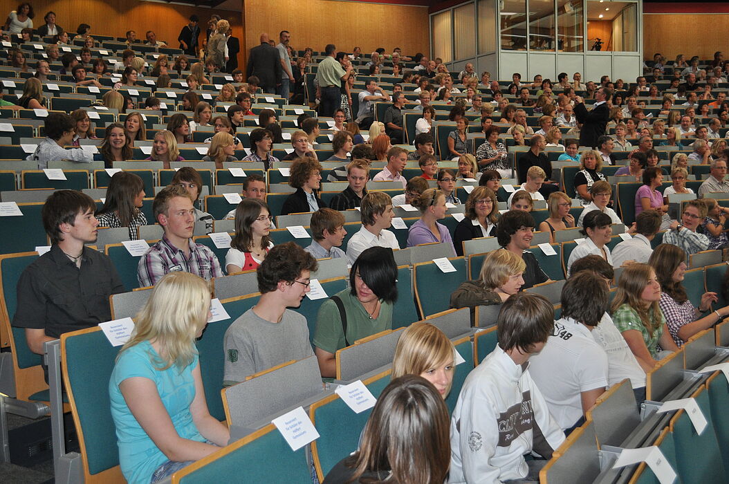 Foto (Universität Paderborn, Mark Heinemann): Voll besetzt: Das Audimax der Universität Paderborn war mit fast 300 Preisträgern sowie Eltern, Lehrern und Hochschulangehörigen bestens gefüllt.