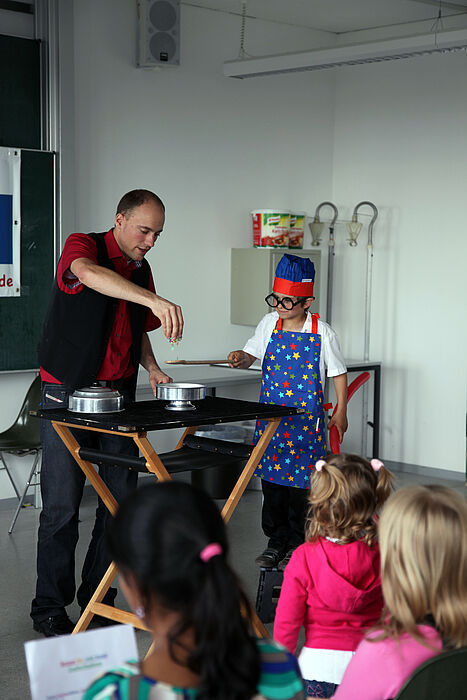 Foto: Der Zauberer Jean-Olivier (jean-olivier.de) zaubert zum Jubiläum freundlicherweise ohne Gage für die Moglis.