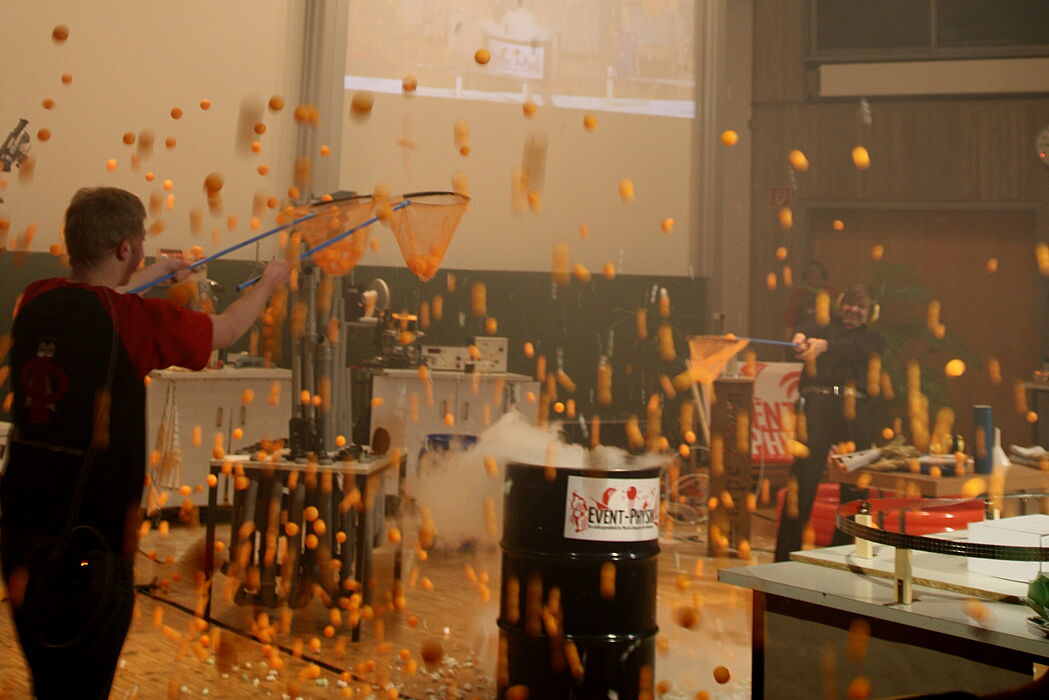 Foto: Das abschließende Tischfeuerwerk XXL verteilte 1440 Tischtennisbälle im Audimax.