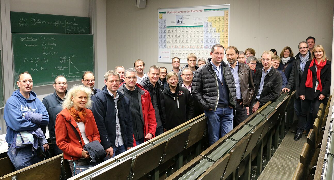 Foto (Universität Paderborn, Alexandra Dickhoff): Erinnerungen an den Hörsaal A4: 1993 haben die Ehemaligen mit dem Chemie-Studium an der damaligen Universität-Gesamthochschule begonnen. Letztes Wochenende haben sie sich zum Silbernen Jubiläum an der Pader wiedergetroffen.