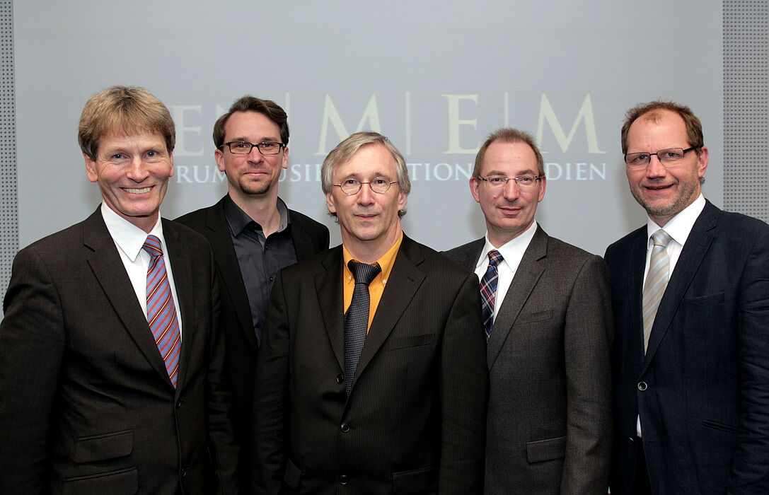 Foto (Universität Paderborn, Vanessa Dreibrodt): Eröffneten feierlich das Kompetenzzentrum "Musik-Edition-Medien": (v. l. n. r.) Prof. Dr. Nikolaus Risch, Präsident der Universität Paderborn, Dipl. Wirt.-Inf. Daniel Röwenstrunk, Prof. Dr. Joachim Vei