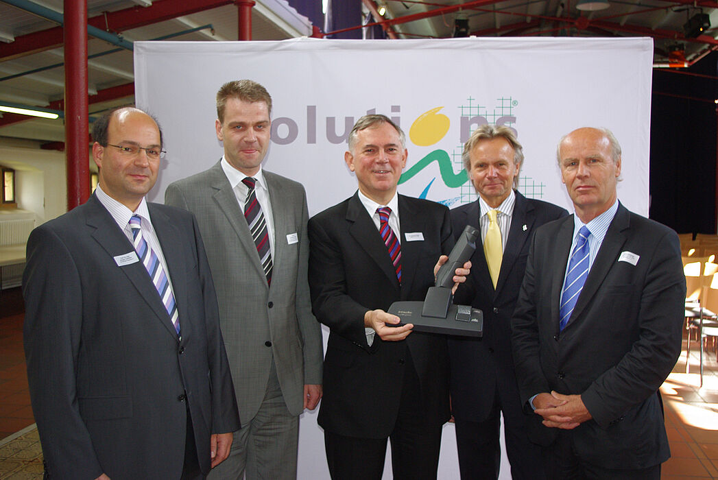 Foto: Engagieren sich für ein Fraunhofer Institut in OWL (v.l.n.r.): Prof. Dr.-Ing. Ansgar Trächtler (Universität Paderborn), Prof. Dr. Christian Brecher (Direktor Fraunhofer-Institut für Produktionstechnologie Aachen), Dr. Eduard Sailer (Vorsitzender