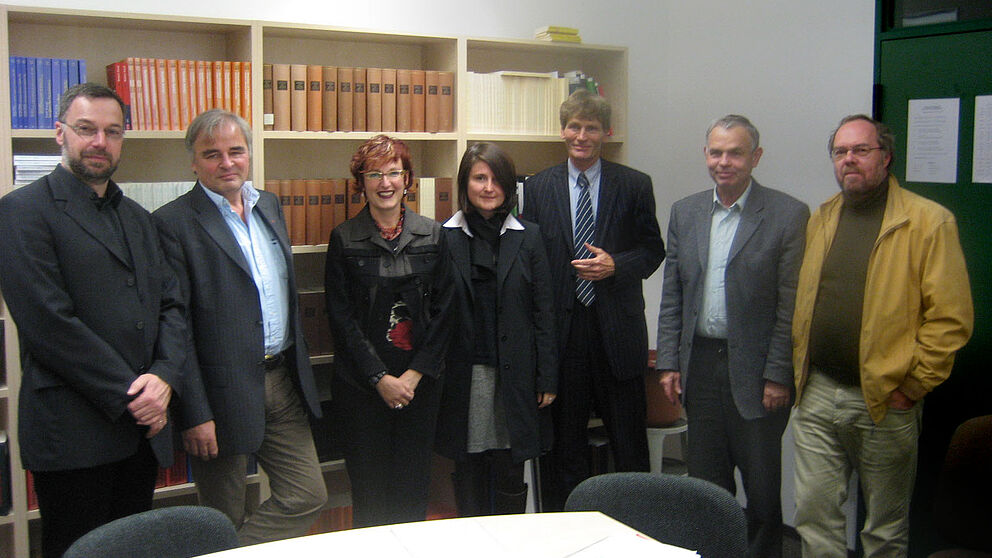 Foto (v. li.): Prof. Dr. Norbert Otto Eke, Prof. Dr. Raimar Zons, Prof. Dr. Claudia Öhlschläger, Dr. Claudia Lillge, Prof. Dr. Nikolaus Risch, Prof. Dr. Jörg Jarnut und Prof. Dr.-Ing. Reinhard Keil (es fehlt Dr. Wolfgang Ullrich)