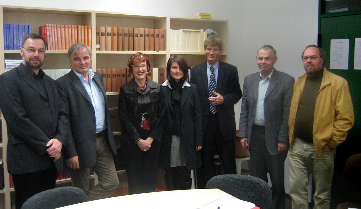 Foto (v. li.): Prof. Dr. Norbert Otto Eke, Prof. Dr. Raimar Zons, Prof. Dr. Claudia Öhlschläger, Dr. Claudia Lillge, Prof. Dr. Nikolaus Risch, Prof. Dr. Jörg Jarnut und Prof. Dr.-Ing. Reinhard Keil (es fehlt Dr. Wolfgang Ullrich)