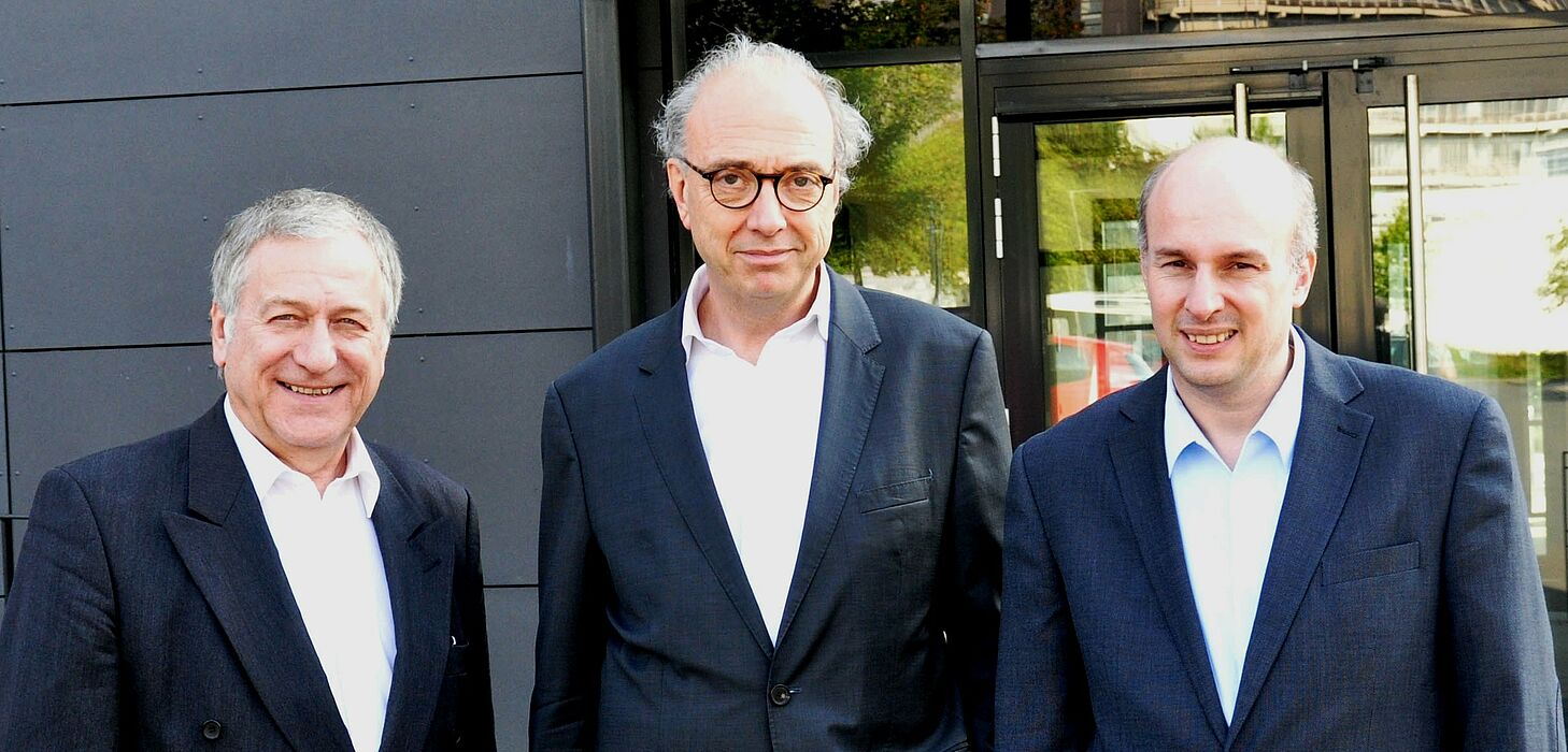 Foto (Universität Paderborn, Jannic Hüsemann): Prof. Dr. Dr. h. c. Johannes Buchmann war Gastredner des Fakultätskolloquiums des Sommersemesters 2014, begrüßt von Dekan Prof. Dr. Jürgen Klüners (rechts) und Geschäftsführer Dr. Michael Laska (link