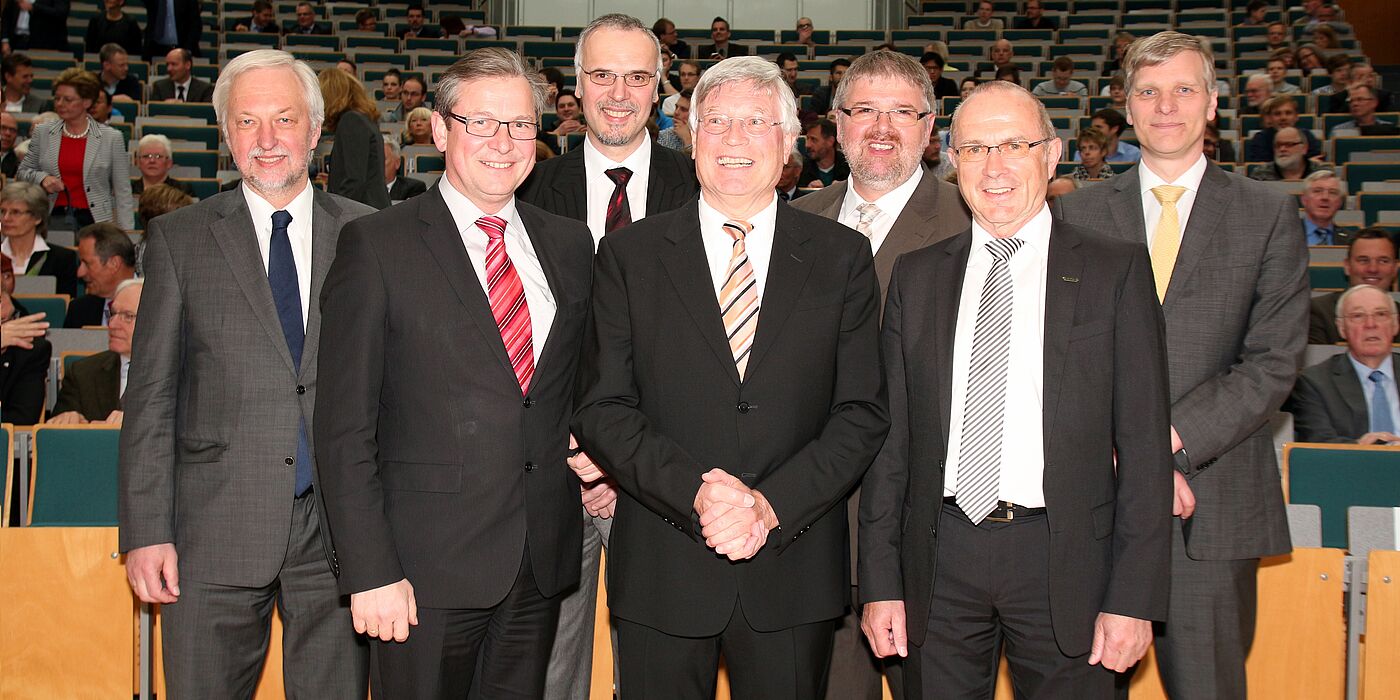 Foto (Universität Paderborn, Nina Reckendorf): Gemeinsamer Abschied: (v. l. n. r.) Uni-Präsident Prof. Dr. Wilhelm Schäfer, Bürgermeister Michael Dreier, Prof. Dr. Gunter Kullmer , Prof. Dr. Hans Albert Richard, Thomas Koch (Benteler), Lothar Krüger