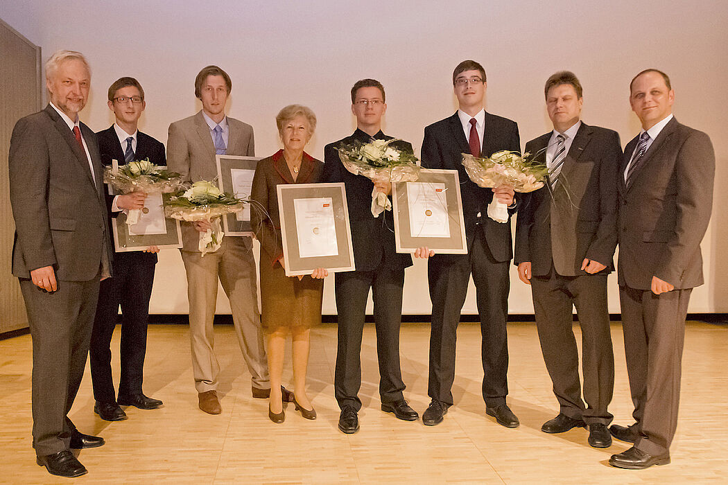 Foto: Auf Auslandserfahrung im Studium setzen (von links) Laudator Prof. Dr. Wilhelm Schäfer, die Preisträger Aaron Pries und Frederik Mallmann-Trenn (Universität Paderborn), Stiftungsvorsitzende Inge Gläsel, die Preisträger Heinrich Warkentin und An
