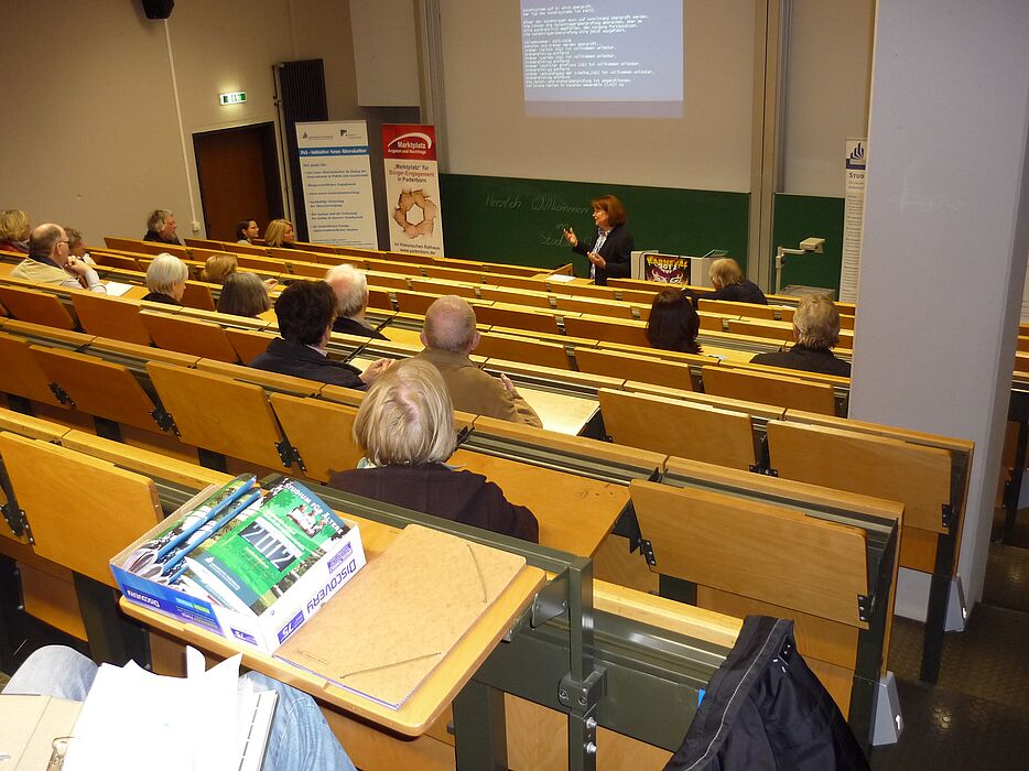 Abbildung: Frau Prof. Dr. Rustemeyer referiert am Dienstag, 17.4.2012, vor einem interessierten Publikum im Hörsaal D2.