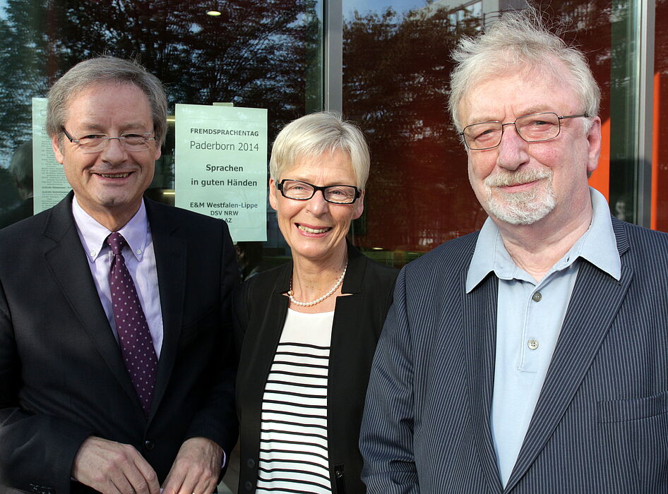 Foto (Universität Paderborn, Vanessa Dreibrodt): Eröffneten den Fremdsprachentag (v. r. n. l.): Prof. em. Dr. Dr. h. c. mult. Peter Freese (Universität Paderborn), Gertrud Pannek (Hauptdezernentin für Gymnasien und Fachdezernentin Englisch im Regierun