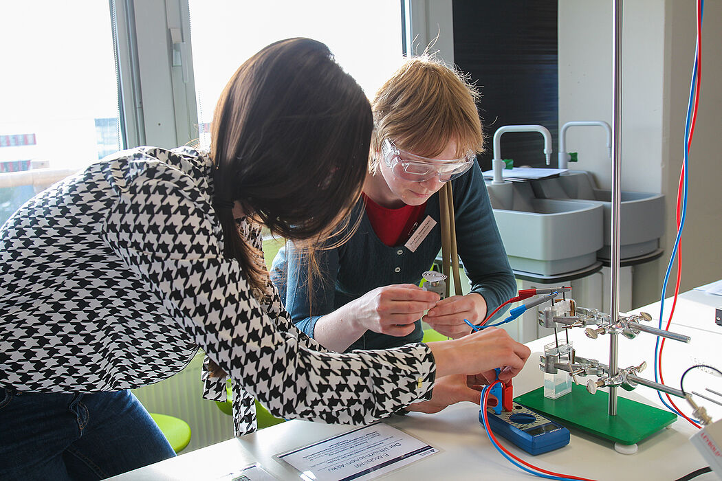 Foto (Universität Paderborn, Kamil Glabica): Beim Experimentieren war nicht nur strategische Problemlösung, sondern auch handwerkliches Geschick gefragt.