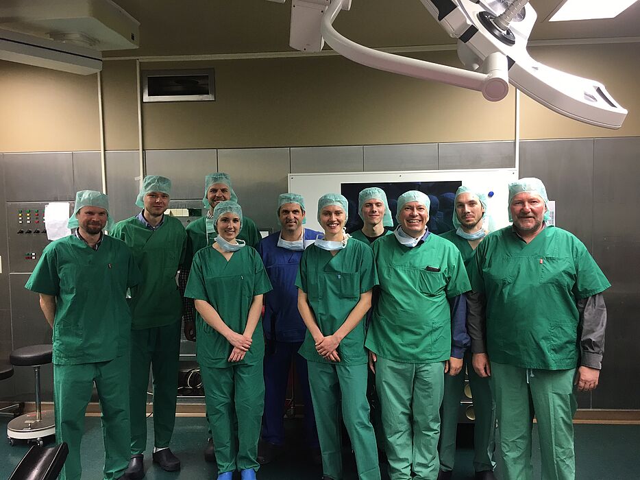 Foto (Universität Paderborn): Das IBOSS-Team an der Berliner Charité (v. l.): Prof. Dr. Tim Conrad (FUB), Alexander Tesch (ZIB),  Sebastian Peitz (Universität Paderborn), Johanna Schröder (Fraunhofer ITWM), Dr. Götz Bosse (Charité), Mona Rams (FUB),