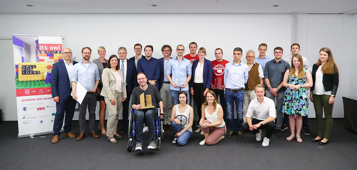 Foto (Volksbank Paderborn-Höxter-Detmold): Die Juroren, die vier Gewinnerteams und die Finalisten des diesjährigen Call for Ideas freuen sich über die gelungene Veranstaltung.